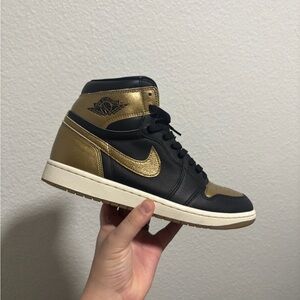 Jordan retro 1 high black and gold